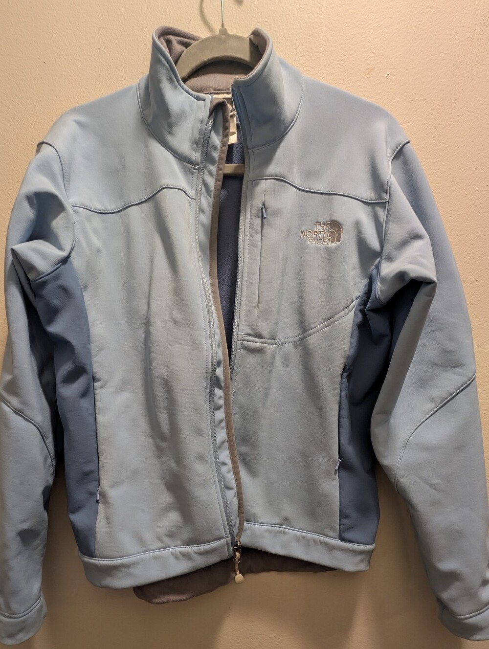 The North Face Light Blue & Powder Blue Women's Lightweight Jacket